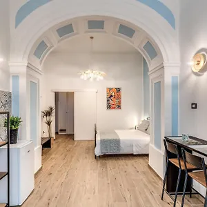 the-quarters-naples-apartments.hotels-amalfi.com/
